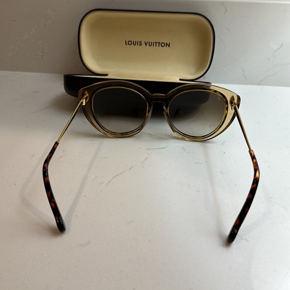 Louis Vuitton Willow Sunglasses - Picture 7 of 8
